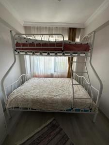 Poschodová posteľ alebo postele v izbe v ubytovaní Müstakil bahceli verandali bahce şomineli
