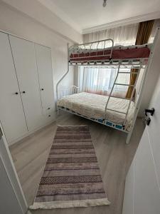 Poschodová posteľ alebo postele v izbe v ubytovaní Müstakil bahceli verandali bahce şomineli