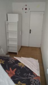 Habitación con dormitorio con cama y armario. en metro La Salut, en Badalona