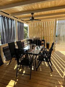 a patio with a table and chairs on a deck at Ahoi Haus Duo in Drage