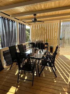 un patio con mesa y sillas en una terraza en Ahoi Haus Duo, en Drage