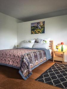 a bedroom with a king sized bed and a rug at WINETIME in Oberhausen