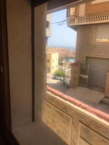 胡塞馬的住宿－Appartement vue sur mer - Calabonita，从建筑物的窗户上看到