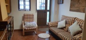 Posezení v ubytování Casa Luciíta: Agradable con chimenea, patio y BBQ.