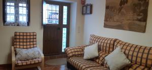 Posezení v ubytování Casa Luciíta: Agradable con chimenea, patio y BBQ.