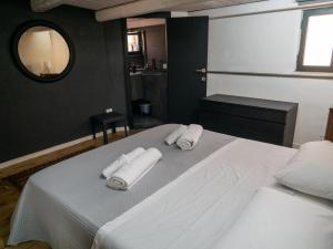 um quarto com duas toalhas numa cama com um espelho em Il Ronco Del Principe em Augusta
