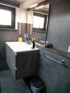 uma casa de banho com um lavatório e um espelho em Il Ronco Del Principe em Augusta