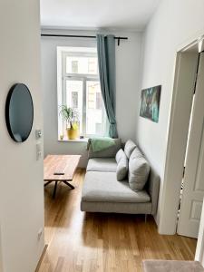 萊比錫的住宿－Cozy, zentrumsnahe 2-Raumwohnung，带沙发和窗户的客厅