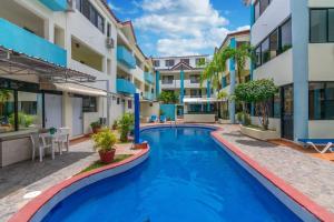 Bazén v ubytování Apartamentos in Condo Plaza Europa nebo v jeho okolí