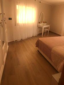 胡塞馬的住宿－Appartement vue sur mer - Calabonita，一间卧室配有一张床和一张带镜子的桌子