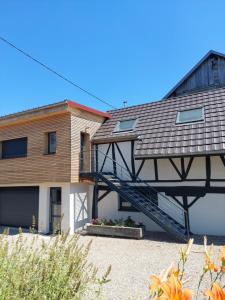 ein Haus mit seitlicher Terrasse in der Unterkunft La grange d'Auguste in Jettingen