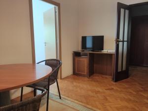 a room with a table and a tv and a table and chairs at DISCOVER PORTO - Boavista in Porto
