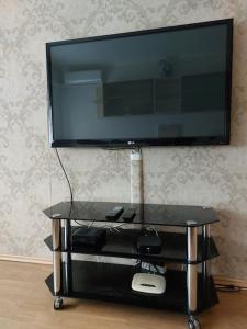 telewizor z płaskim ekranem siedzący na stole w obiekcie Erzsebet Apartman, free parking w Budapeszcie