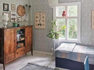 um quarto com uma cama, uma cómoda e uma janela em Holiday home FÄRGELANDA V em Färgelanda