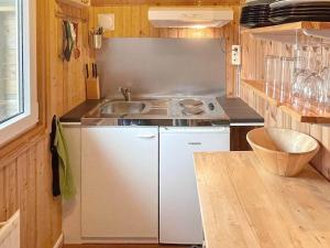 Kuchyň nebo kuchyňský kout v ubytování Holiday home BROMÖLLA