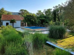 uma casa com piscina num jardim em Holiday Home Harmony em Mostar