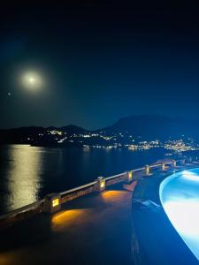 una vista di un corpo d'acqua di notte con la luna di Asteroskoni of Serifos a Livadi