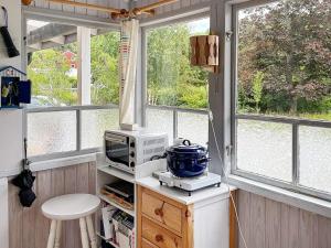 Il comprend une petite cuisine équipée d'un four micro-ondes. dans l'établissement Holiday home KOLMÅRDEN, à Kolmården