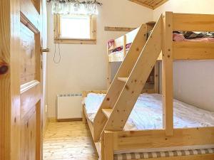 een slaapkamer met 2 stapelbedden en een ladder bij Holiday home Rejmyre III in Rejmyre