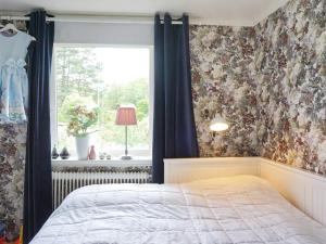 Ένα ή περισσότερα κρεβάτια σε δωμάτιο στο 4 star holiday home in Brastad-By Traum