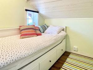 Un pat sau paturi într-o cameră la Holiday home BORGHOLM XVIII