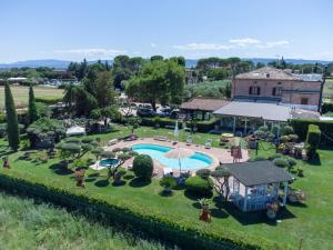 een luchtzicht op een tuin met een zwembad bij UNICA Assisi agri-charming house in Assisi