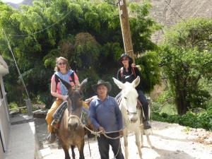 Duas pessoas estão a andar a cavalo e um homem. em Sangalle Cielo Lodge em Malata