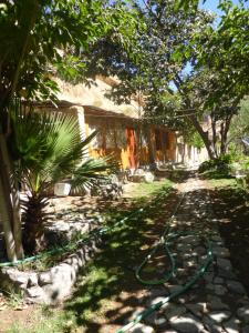 un jardin avec un tuyau posé sur l'herbe dans l'établissement Sangalle Cielo Lodge, à Malata