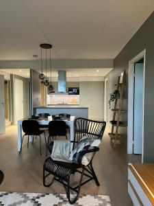 - une cuisine et une salle à manger avec une table et des chaises dans l'établissement Tikka Apartments, à Jyväskylä