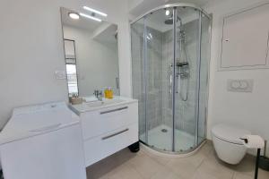 uma casa de banho com um chuveiro, um WC e um lavatório. em L' Orée des brumes - Honfleur - Historic Center - 2P em Honfleur