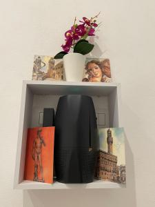 een plank met een computermuis en foto's erop bij Franco's Home in Florence