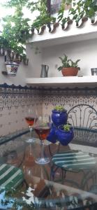 Nápoje v ubytování Casa Luciíta: Agradable con chimenea, patio y BBQ.