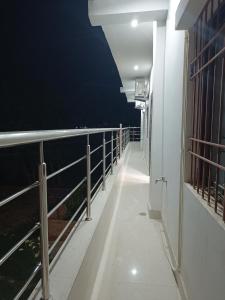 um corredor vazio num edifício com uma parede escura em The Royal Sahdeo Venue em Gaya
