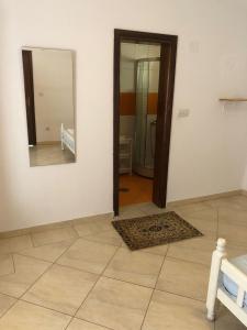 um quarto com um espelho na parede e um corredor em Nafija No1 em Donji Stoj