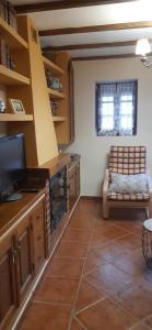 Posezení v ubytování Casa Luciíta: Agradable con chimenea, patio y BBQ.