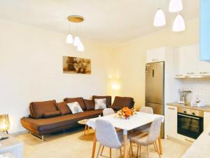 a living room with a couch and a table at Meraki apartment in Zenempisátika