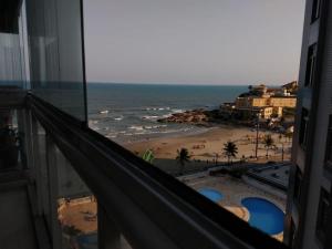 uma vista para a praia a partir de uma varanda de um edifício em Lindo Apartamento na Praia do Sonho em Itanhaém
