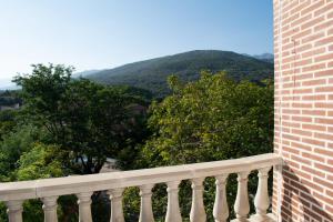 een balkon met uitzicht op een berg bij Apartamento Deluxe Candeleda in Candeleda