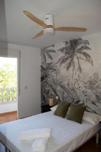 een slaapkamer met een bed en een plafondventilator bij Apartamento Deluxe Candeleda in Candeleda