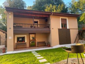 Casa con balcón y patio en Casa Mariyina, en Ribadesella