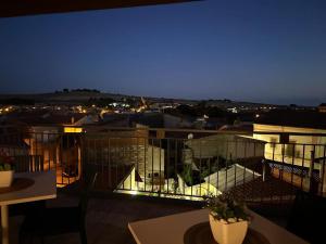 - un balcon avec vue sur la ville la nuit dans l'établissement Ferdinando’s House, à Pozzomaggiore
