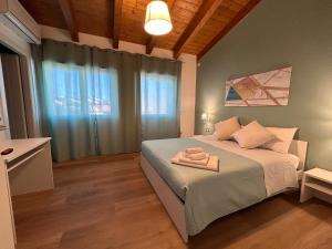 - une chambre avec un lit et 2 serviettes dans l'établissement Ferdinando’s House, à Pozzomaggiore