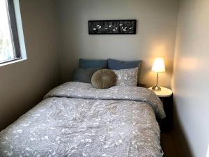 En eller flere senge i et værelse på Adorable one bedroom apartment with free parking.