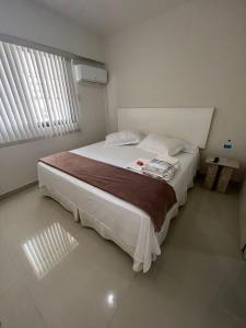 1 dormitorio con 1 cama grande en una habitación en Flat Barra - Liberty Place, en Río de Janeiro