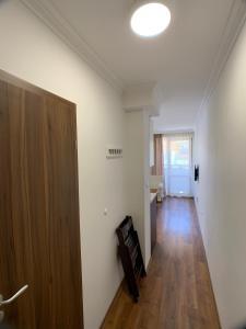 um quarto vazio com uma porta e um corredor em Garden studio Kent em Sveti Vlas