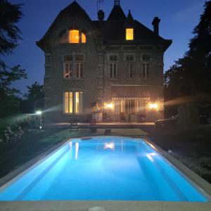 聖高登斯的住宿－Château / Manoir de Saint-Gaudens，大楼前带游泳池的房子