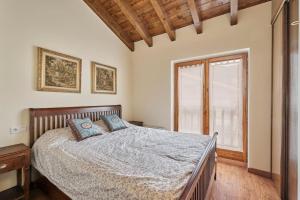 1 dormitorio con cama y ventana grande en Dream House France, en Err