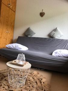 um quarto com uma cama e uma mesa em frente em Studio 4 places vue sur les pistes station de Puyvalador em Puyvalador