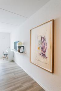 ein Bild einer Katze an einer Wand in einem Raum in der Unterkunft Modernes City-Appartement in Bielefeld