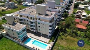 Una vista aérea de un edificio con piscina. en Village Eco Park, en Bombinhas